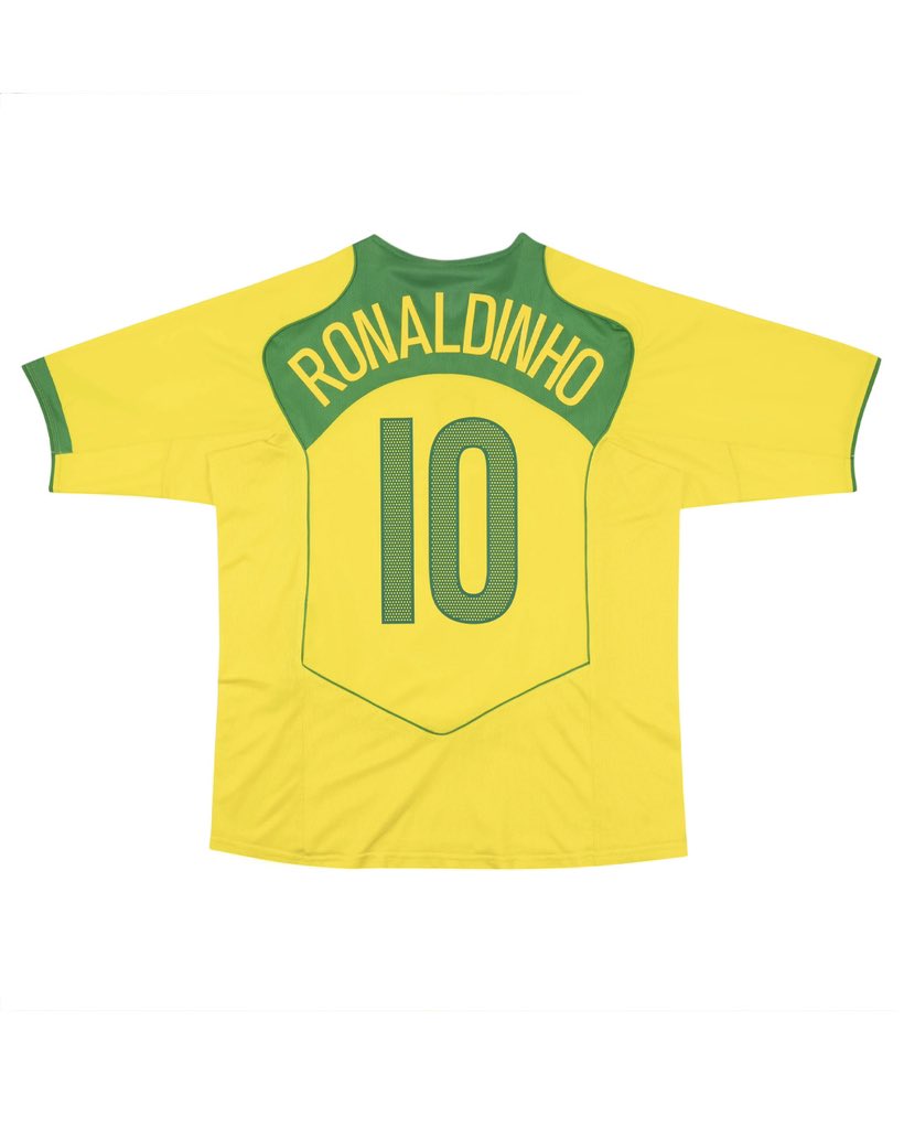 Brazil 2004/05 Retro Jersey – Ronaldinho Gaúcho